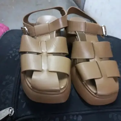Sandalias de plataforma beige para mujer - miniatura 1