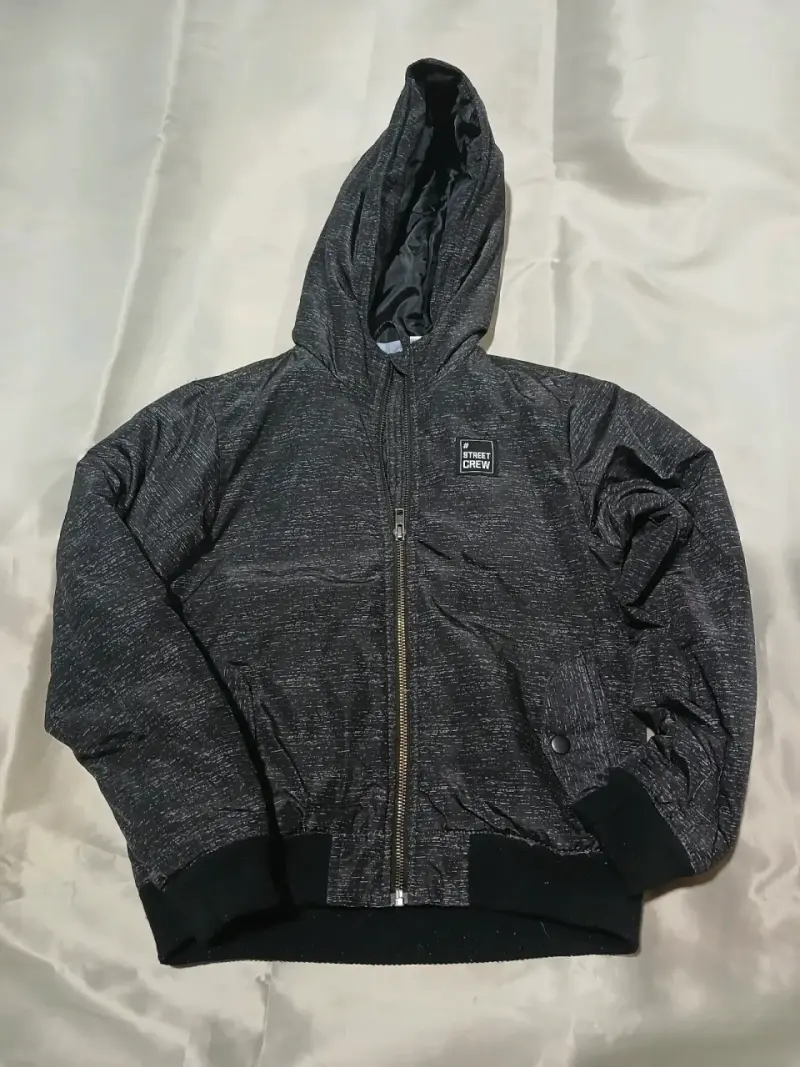 Chaqueta con capucha negra - 1