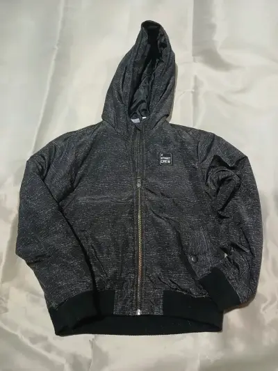 Chaqueta con capucha  negra - miniatura 1