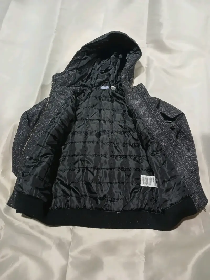 Chaqueta con capucha negra - 2