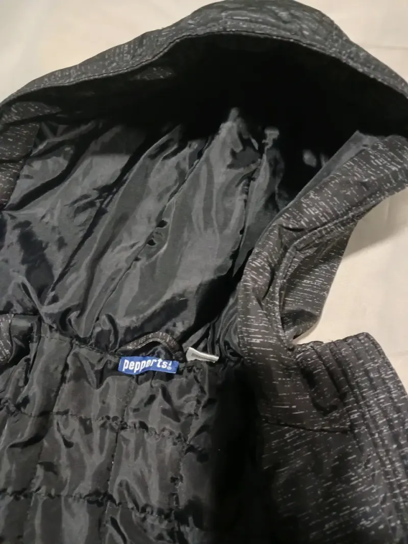 Chaqueta con capucha negra - 3