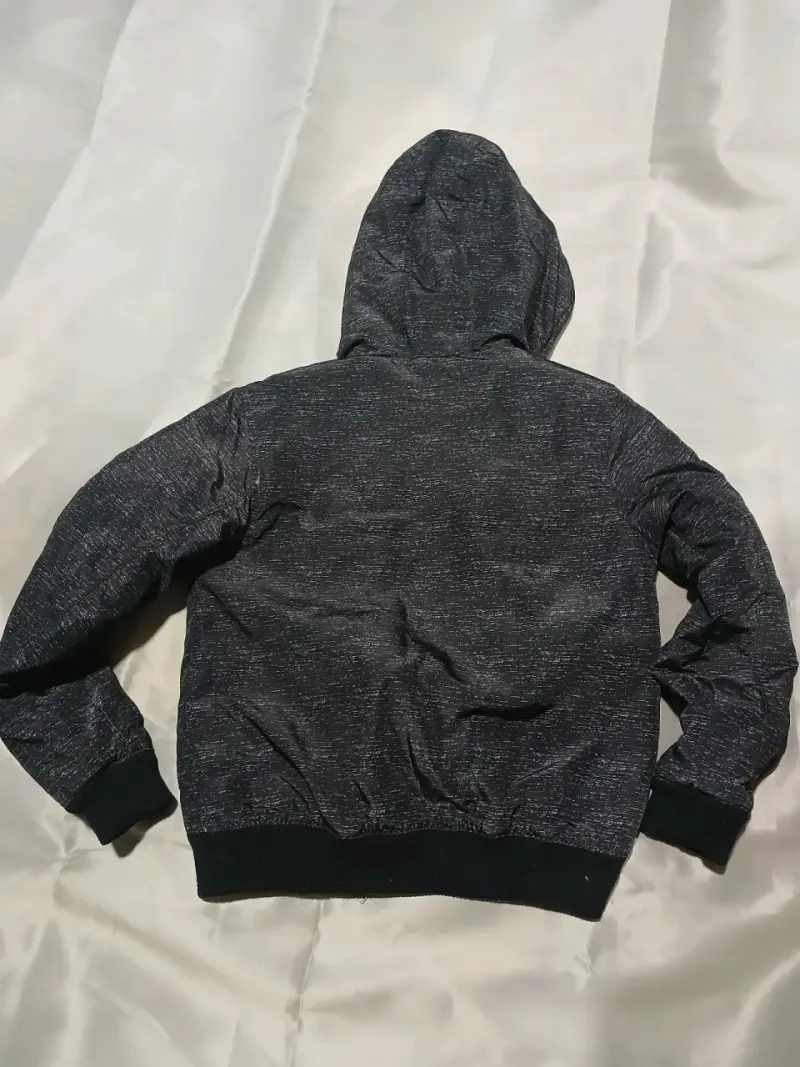 Chaqueta con capucha negra - 4