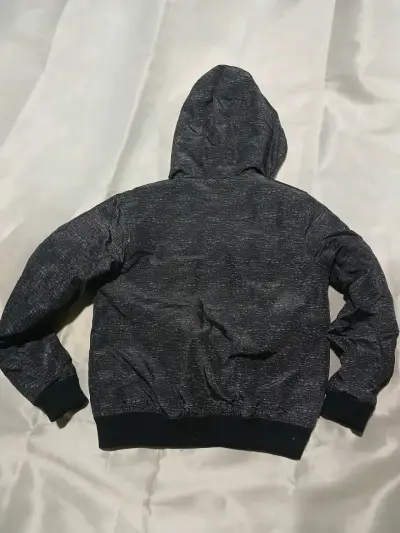 Chaqueta con capucha  negra - miniatura 4