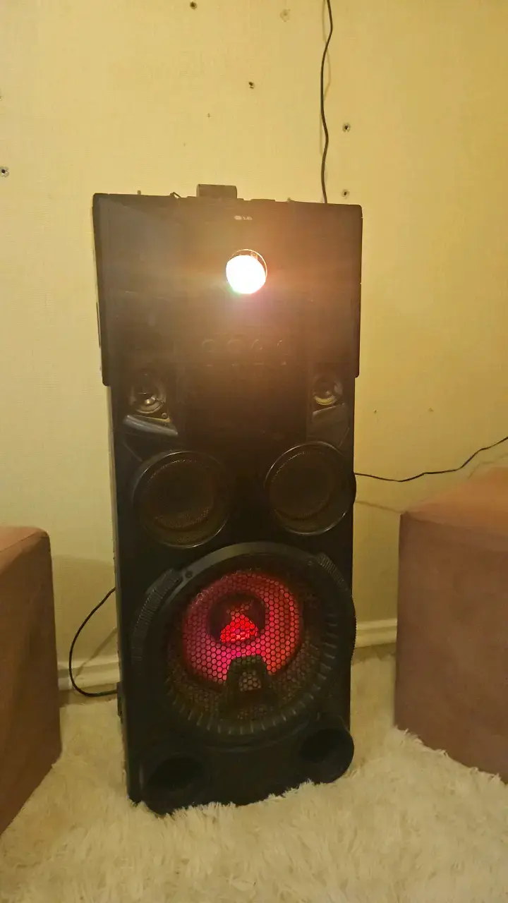 Parlante LG con luces LED y gran sonido - 1