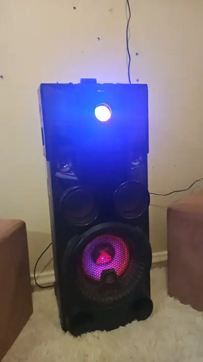 Parlante LG con luces LED y gran sonido - miniatura 3