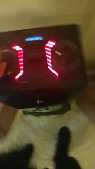 Parlante LG con luces LED y gran sonido - miniatura 5