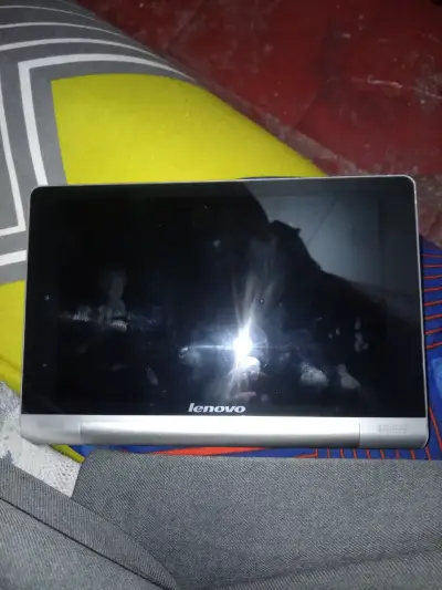 Tablet Lenovo con pantalla táctil - miniatura 1
