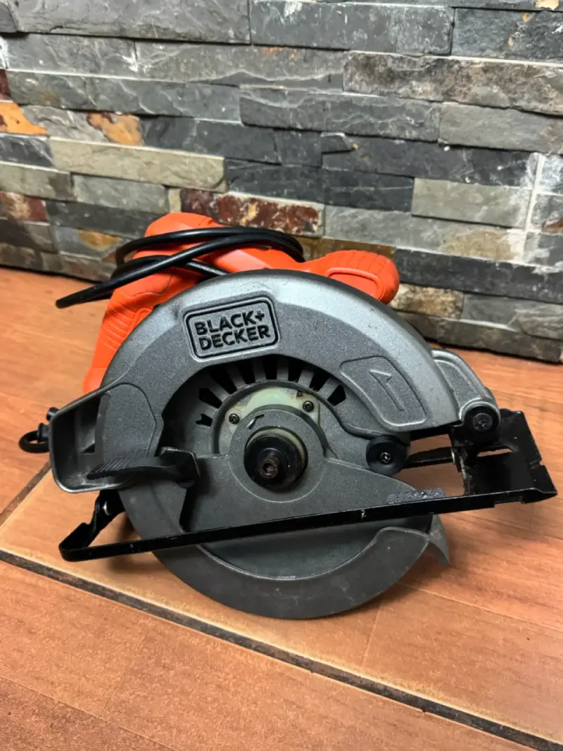 Sierra circular Black & Decker con mango ergonómico - 1