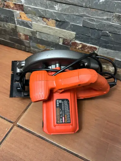 Sierra circular Black & Decker con mango ergonómico - miniatura 2