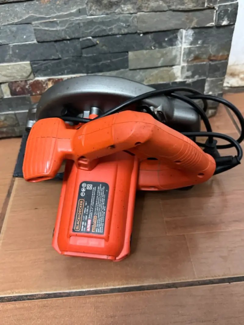 Sierra circular Black & Decker con mango ergonómico - 3