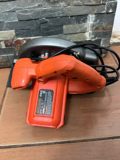 Sierra circular Black & Decker con mango ergonómico - miniatura 3