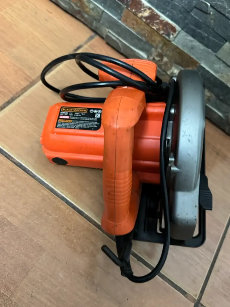 Sierra circular Black & Decker con mango ergonómico - 4