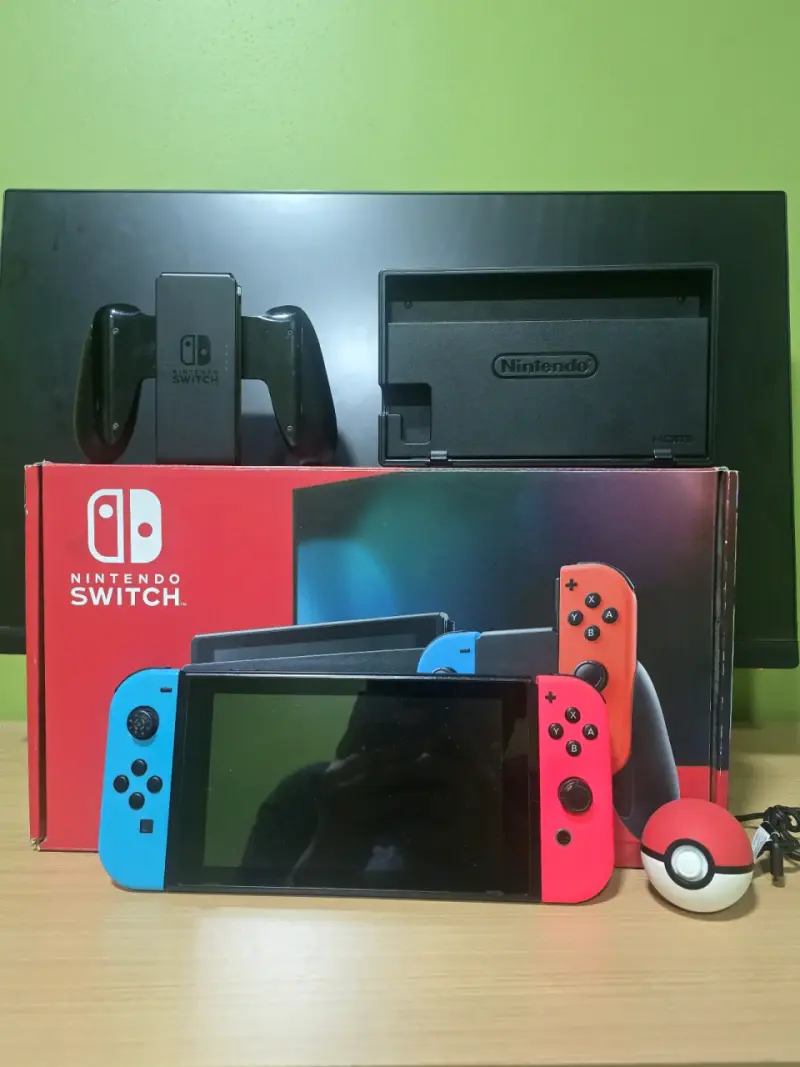 Consola Nintendo Switch con Joy-Con rojo y azul
