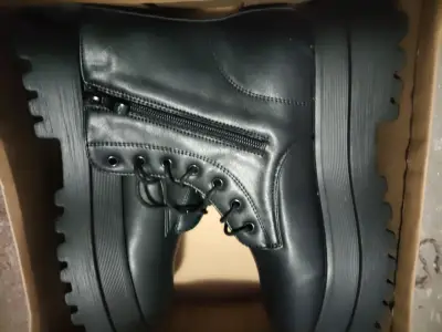 Botas negras de plataforma con cierre lateral - miniatura 1
