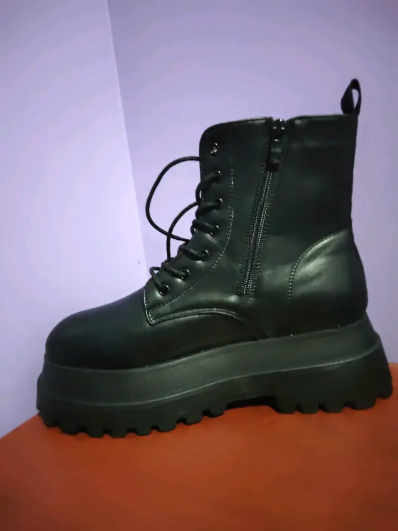 Botas negras de plataforma con cierre lateral - 2