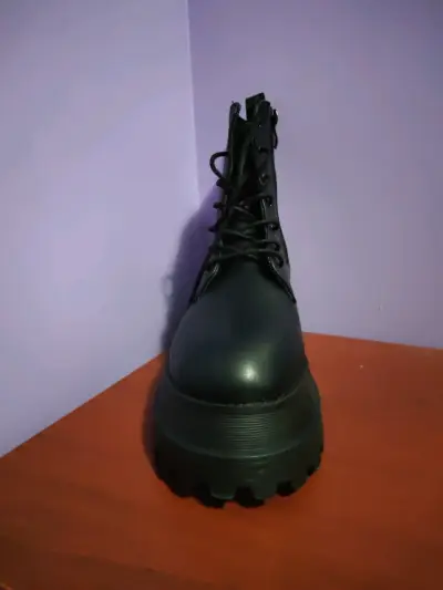 Botas negras de plataforma con cierre lateral - miniatura 3