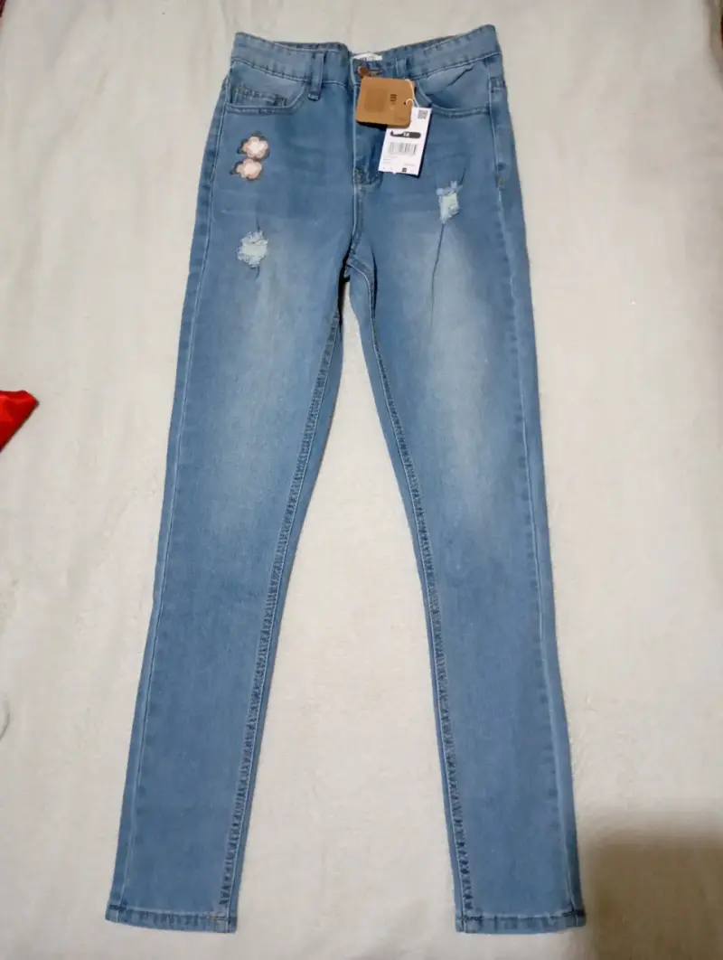 Jeans de niña con diseño floral y desgastado