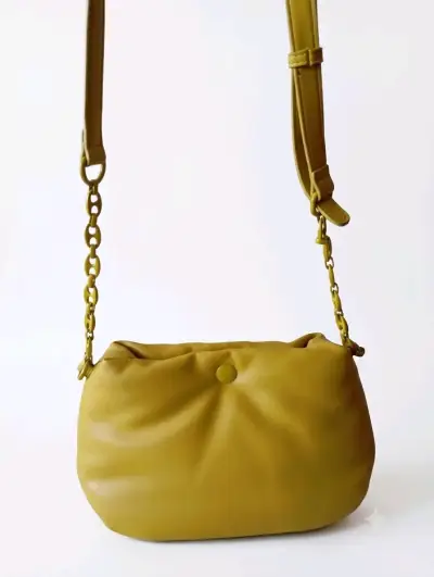 Bolso bandolera amarillo con correa ajustable - miniatura 1