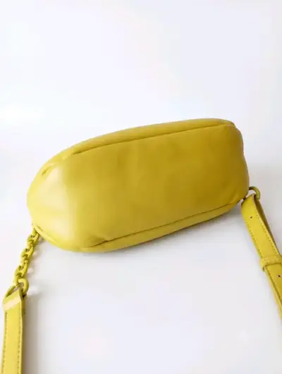 Bolso bandolera amarillo con correa ajustable - miniatura 2
