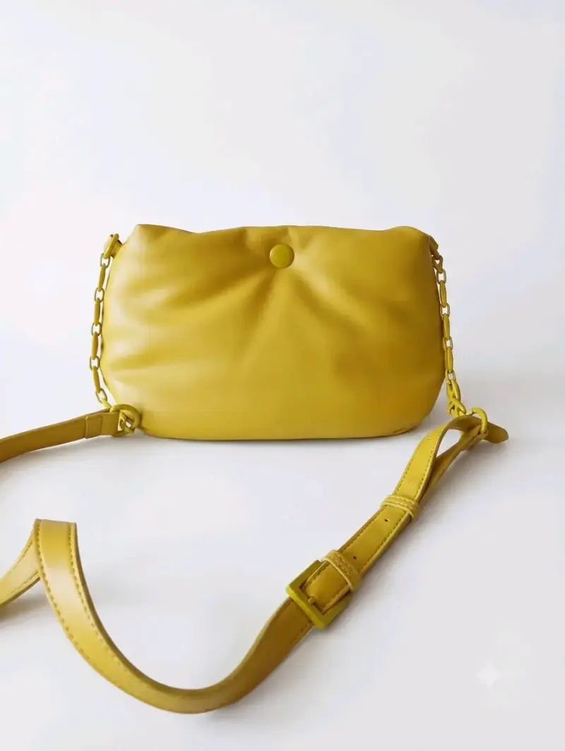Bolso bandolera amarillo con correa ajustable - 3