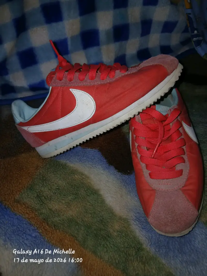 Zapatillas deportivas rojas con logo blanco - 1