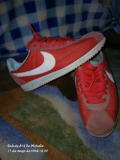 Zapatillas deportivas rojas con logo blanco - miniatura 1