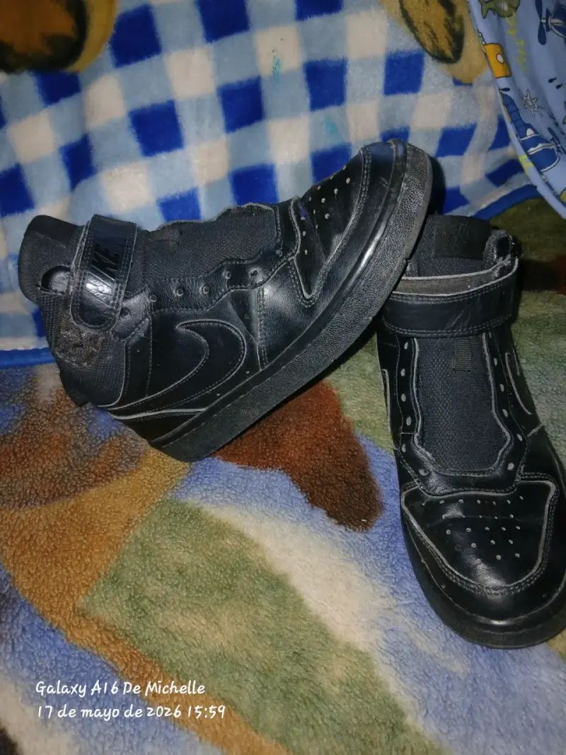 Zapatillas deportivas rojas con logo blanco - 2