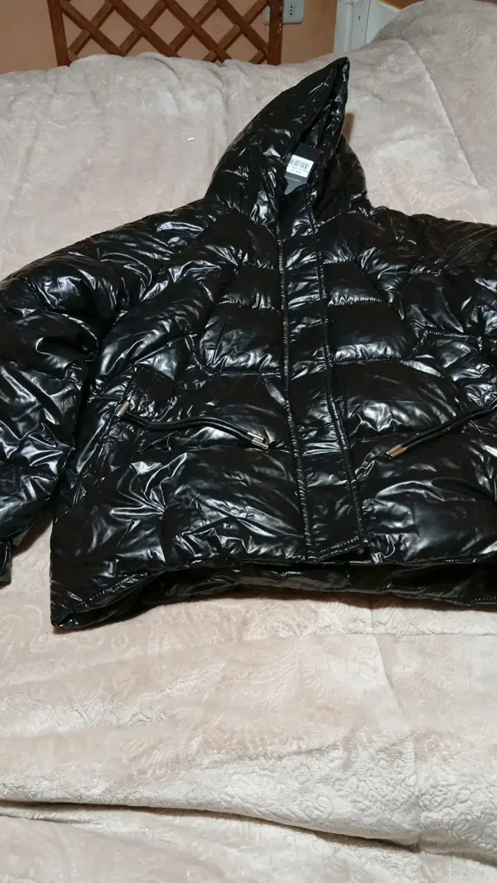 Chaqueta acolchada negra con capucha - 1