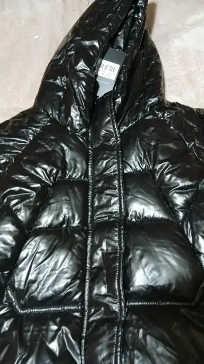 Chaqueta acolchada negra con capucha - miniatura 2