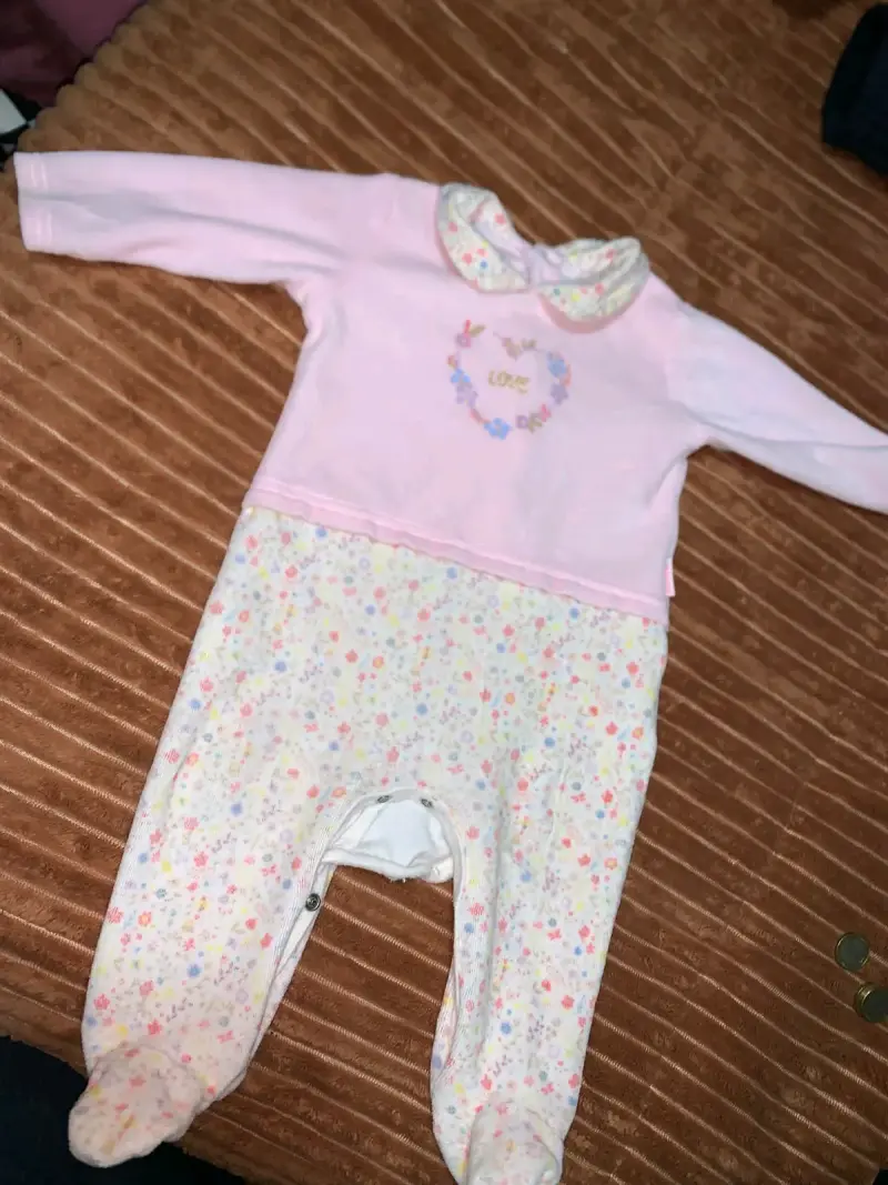 Enterito de bebé rosado con diseño floral