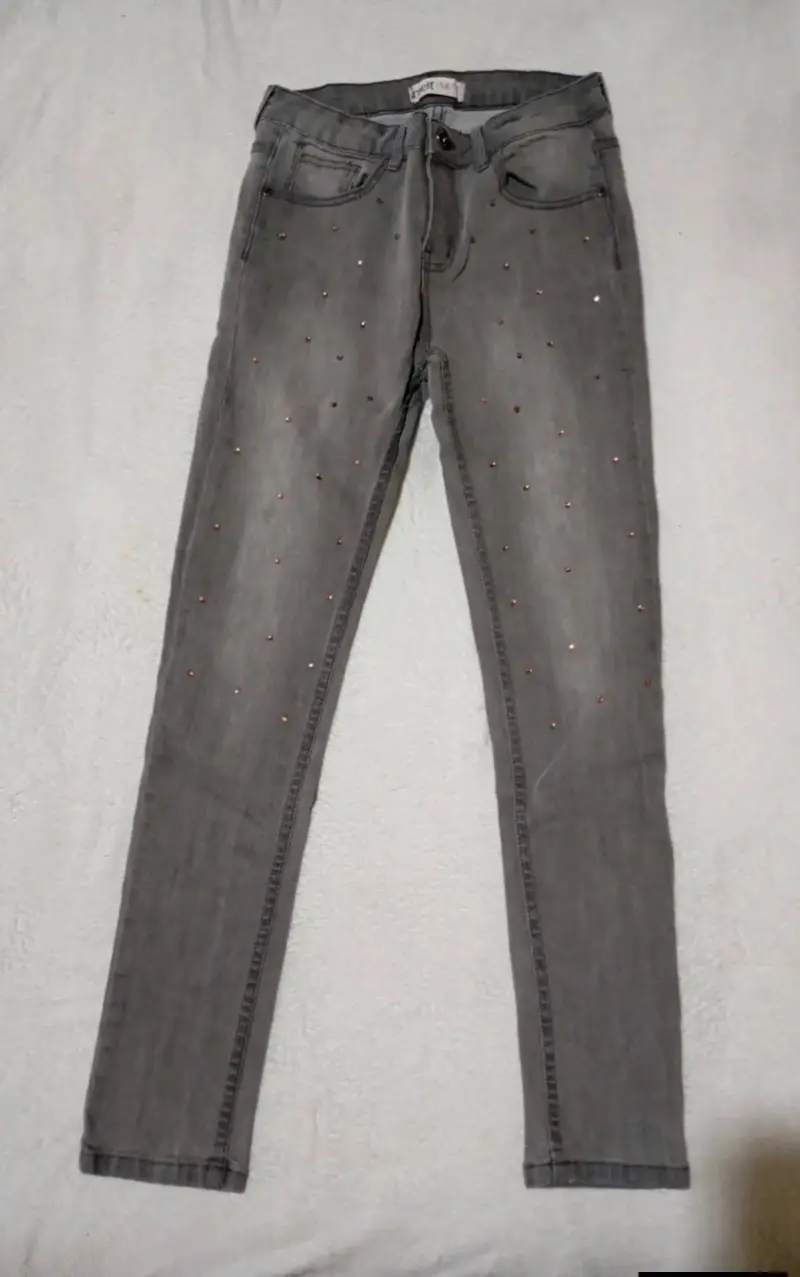 Jeans grises con detalles de tachas para mujer