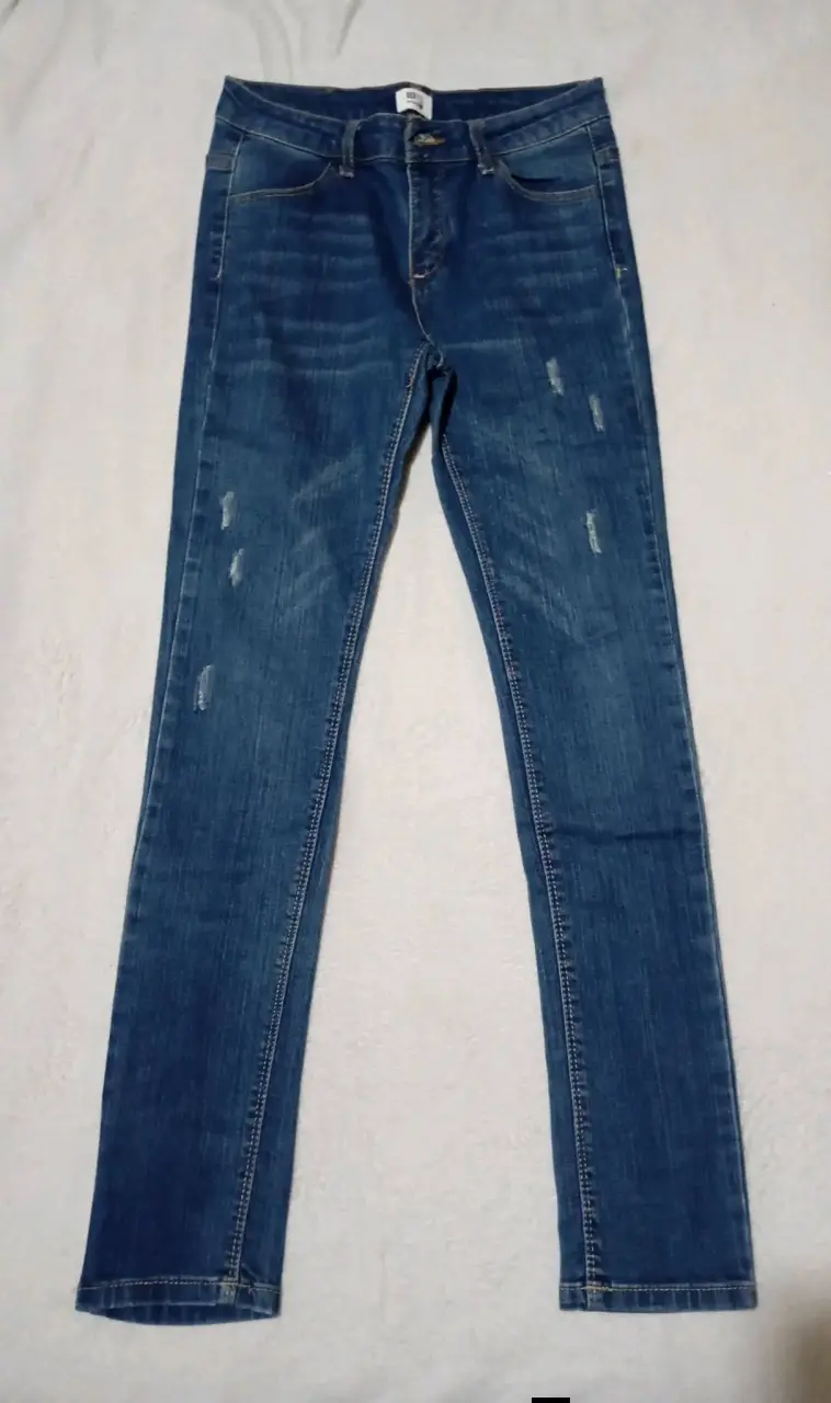 Jeans ajustados de mezclilla azul desgastados
