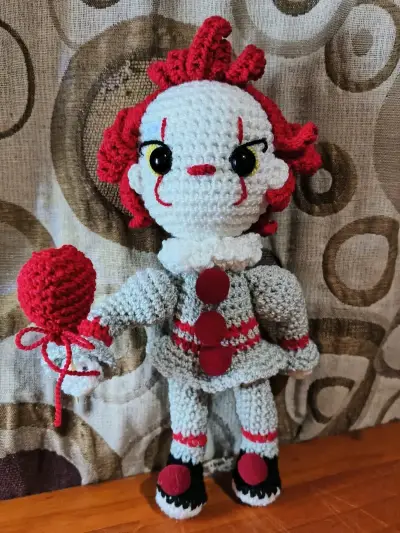 Muñeco de crochet payaso de terror hecho a mano - miniatura 1