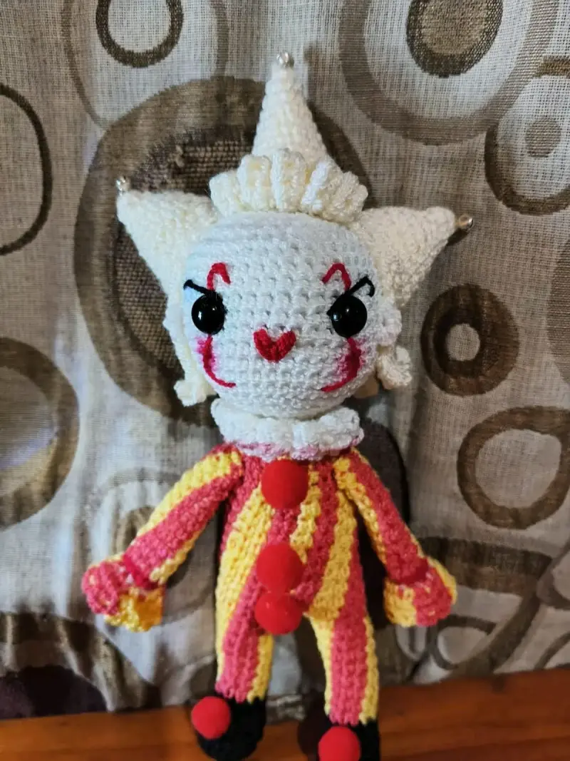Muñeco de crochet payaso de terror hecho a mano - 2