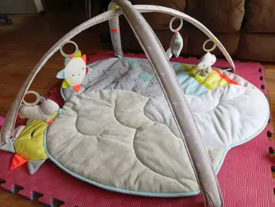Gimnasio para bebé con juguetes colgantes - miniatura 2