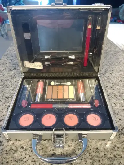 Set de maquillaje completo en estuche metálico - miniatura 1