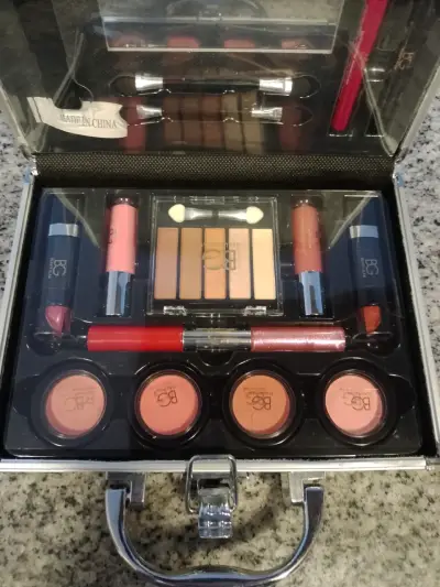 Set de maquillaje completo en estuche metálico - miniatura 2