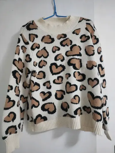 Suéter de mujer con estampado de corazones - miniatura 1