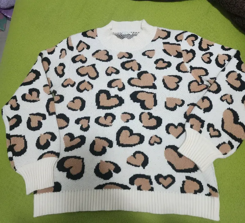 Suéter de mujer con estampado de corazones - 2