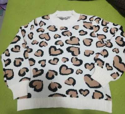 Suéter de mujer con estampado de corazones - miniatura 2