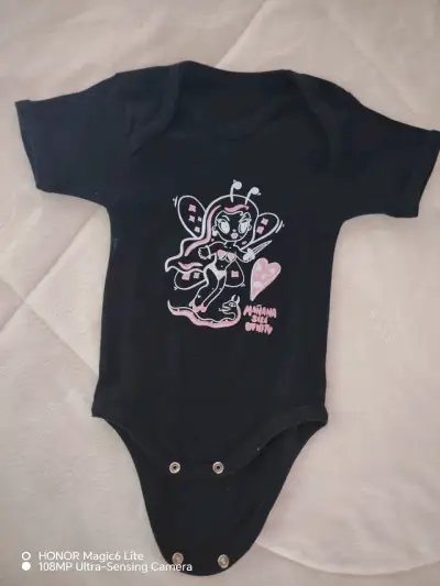 Body de bebé negro con diseño gráfico - miniatura 1