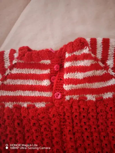Vestido tejido rojo y blanco para niña - miniatura 2