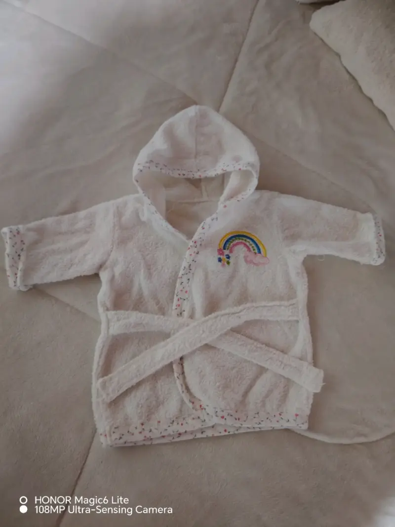 Bata de baño infantil con capucha y diseño de arcoíris