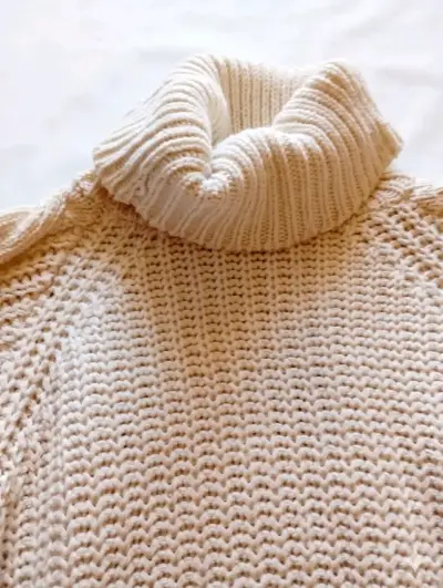 Suéter de punto beige con cuello alto para mujer - miniatura 2