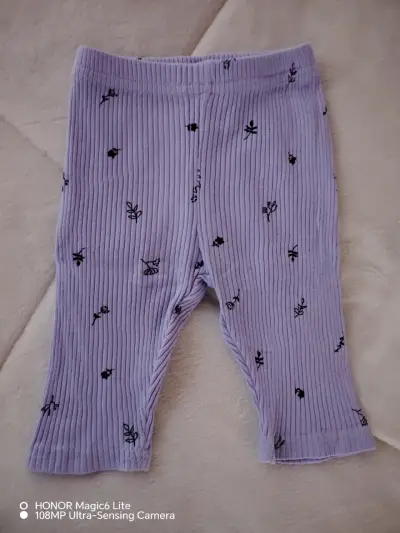 Pantalones de bebé lilas con estampado floral - miniatura 1