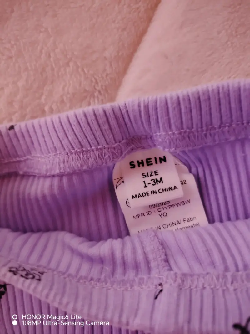 Pantalones de bebé lilas con estampado floral - 2
