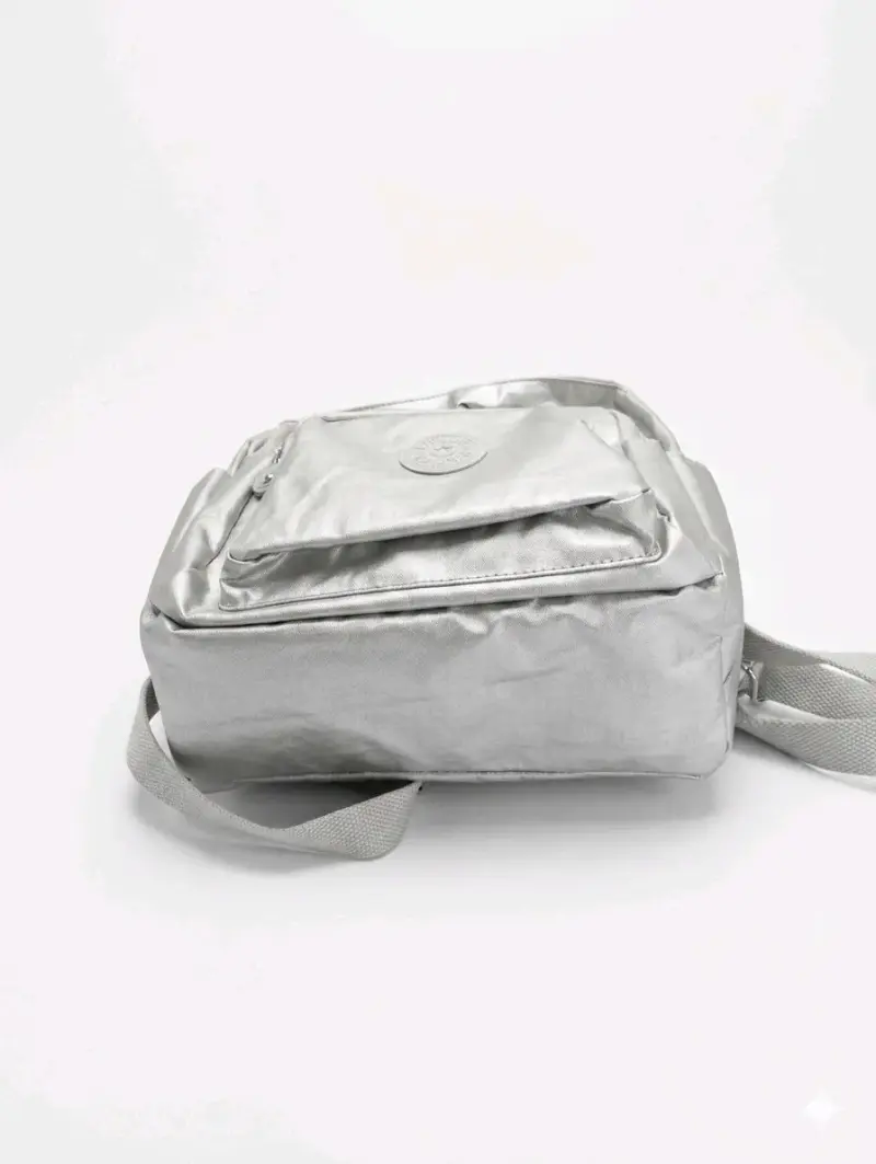 Mochila plateada con múltiples bolsillos - 4