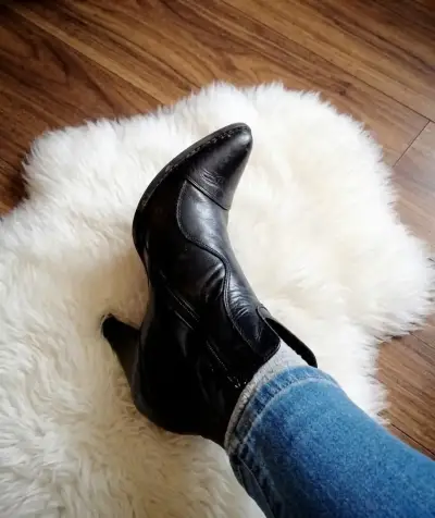 Botines de cuero negro con tacón alto - miniatura 1