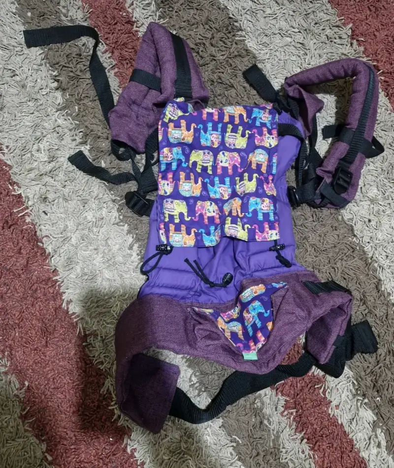 Mochila portabebé ergonómica con diseño de elefantes