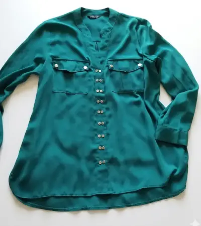 Blusa turquesa con tachas decorativos - miniatura 1